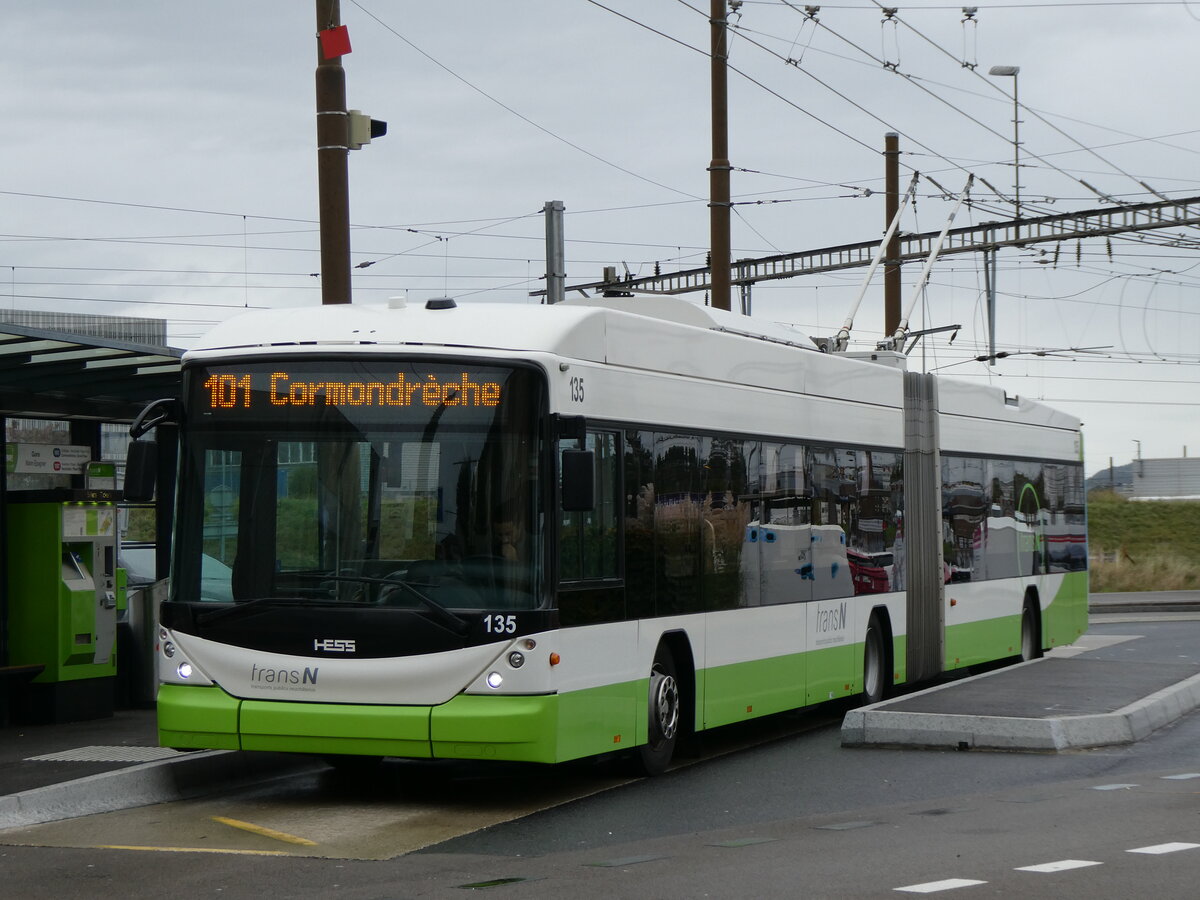 (267'615) - transN, La Chaux-de-Fonds - Nr. 135 - Hess/Hess Gelenktrolleybus (ex TN Neuchtel Nr. 135) am 1. Oktober 2024 beim Bahnhof Marin-pagnier