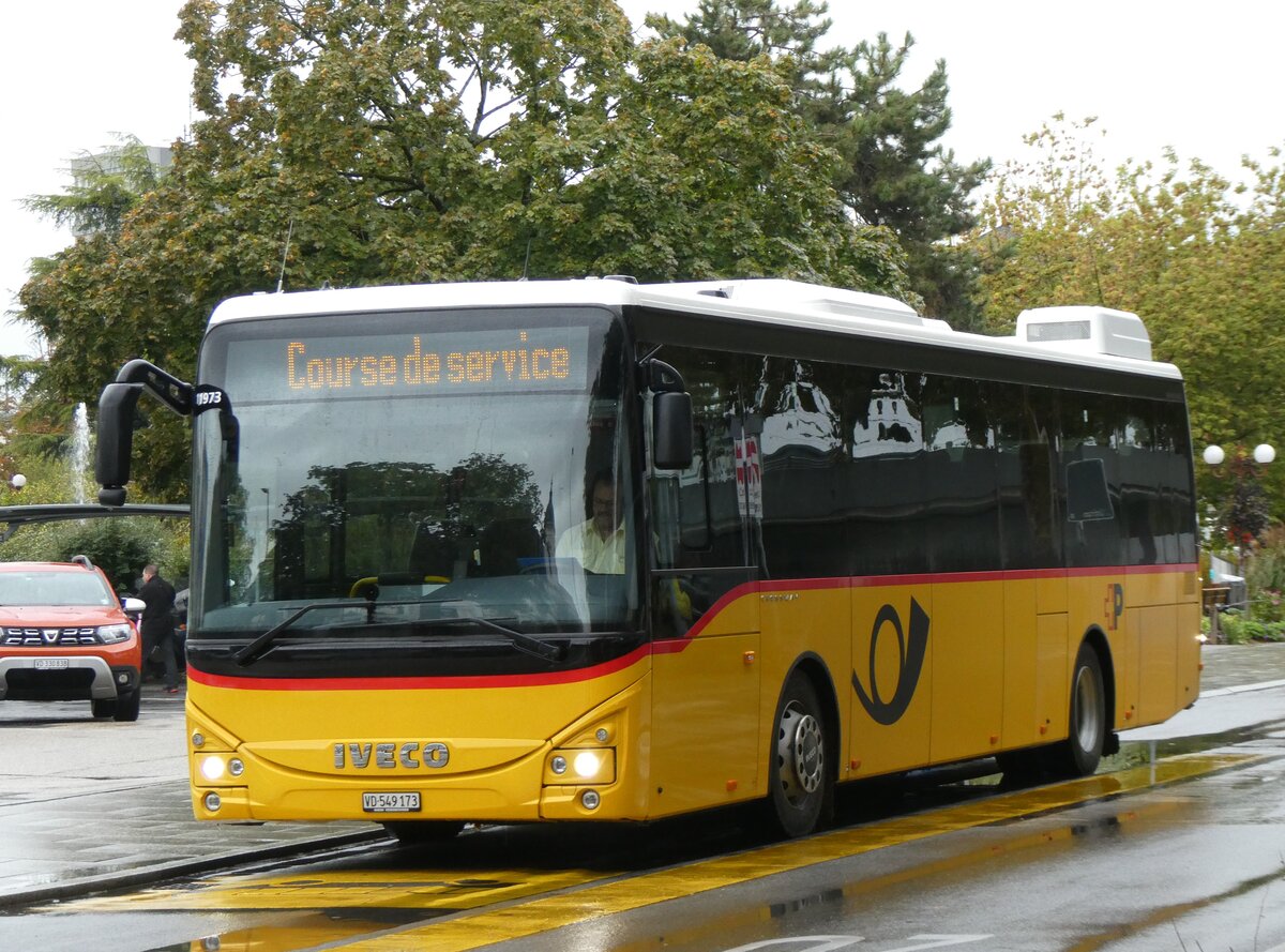 (267'643) - CarPostal Ouest - VD 549'173/PID 11'973 - Iveco am 1. Oktober 2024 beim Bahnhof Yverdon