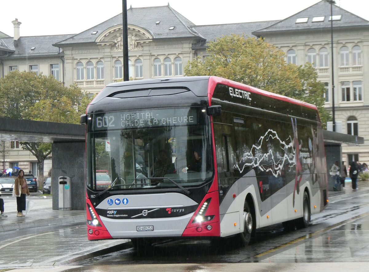 (267'649) - TRAVYS Yverdon - Nr. 163/VD 489'253 - eVolvo am 1. Oktober 2024 beim Bahnhof Yverdon