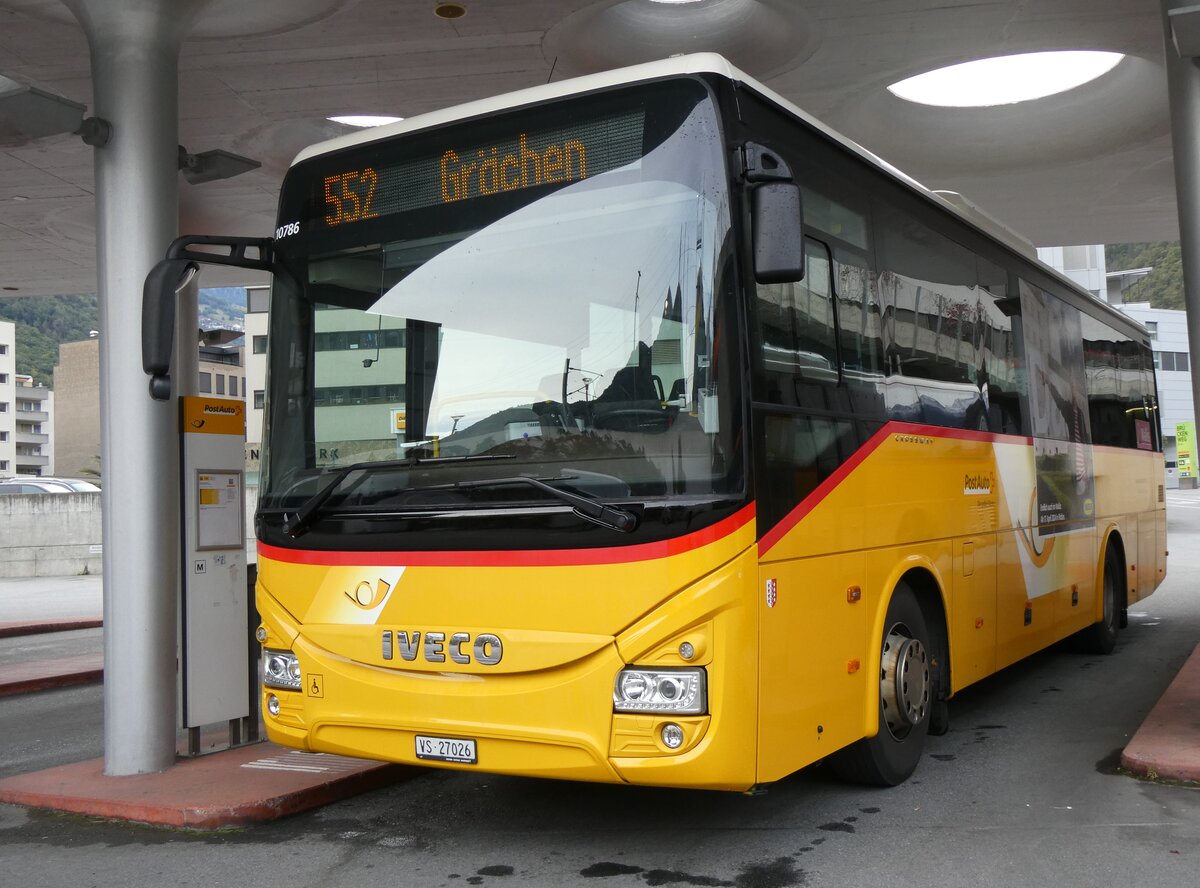 (267'714) - Autotour, Visp - VS 27'026/PID 10'786 - Iveco am 6. Oktober 2024 beim Bahnhof Visp