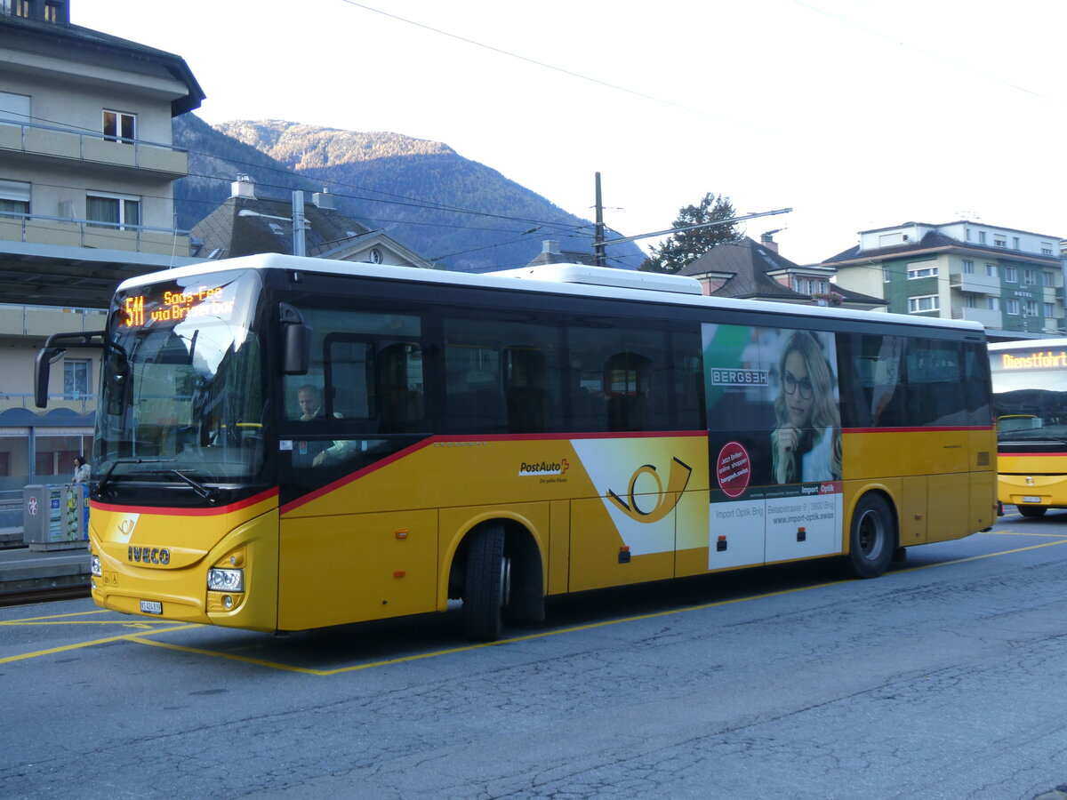 (268'802) - PostAuto Wallis - VS 424'839/PID 10'085 - Iveco am 29. Oktober 2024 beim Bahnhof Brig