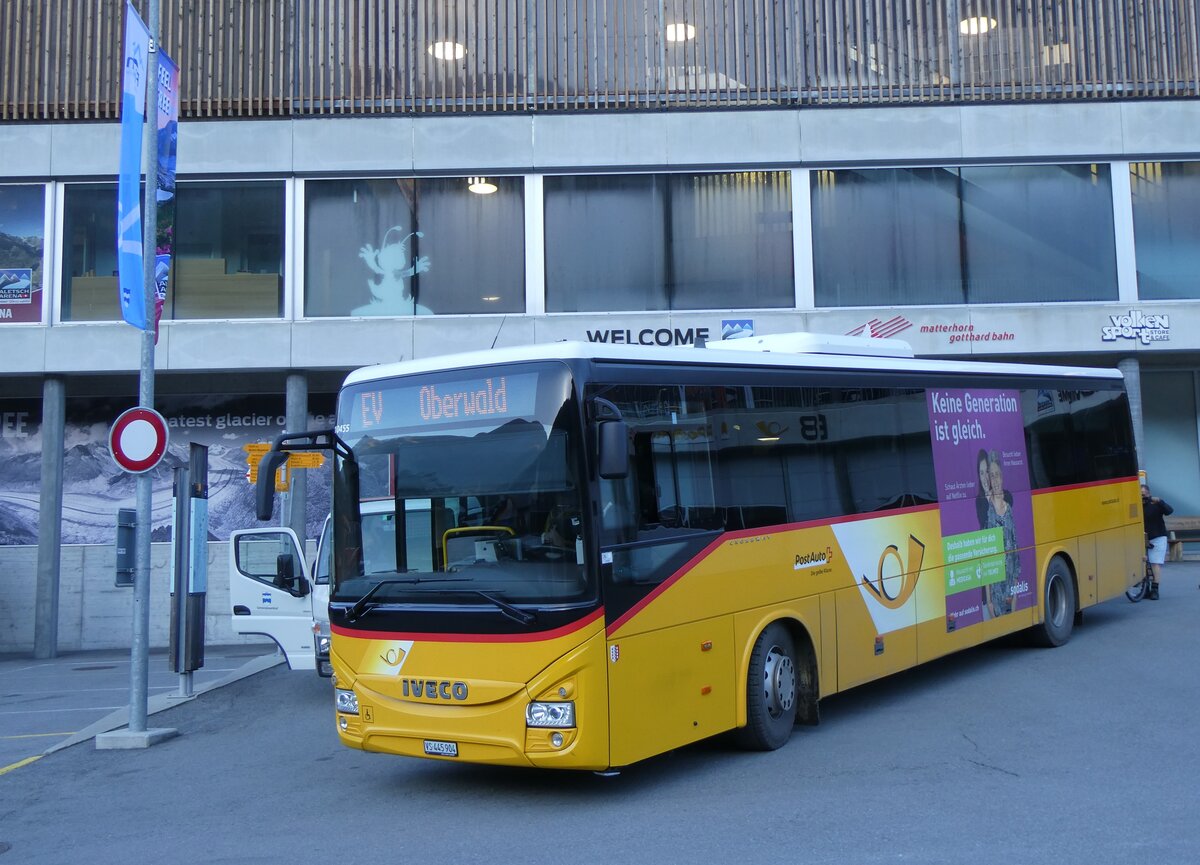 (268'806) - PostAuto Wallis - VS 445'904/PID 10'455 - Iveco am 29. Oktober 2024 beim Bahnhof Fiesch