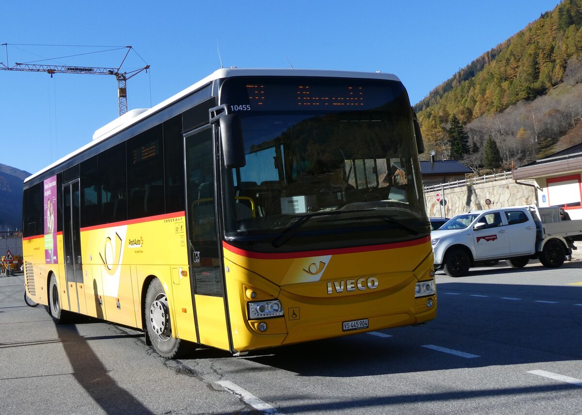 (268'807) - PostAuto Wallis - VS 445'904/PID 10'455 - Iveco am 29. Oktober 2024 beim Bahnhof Oberwald