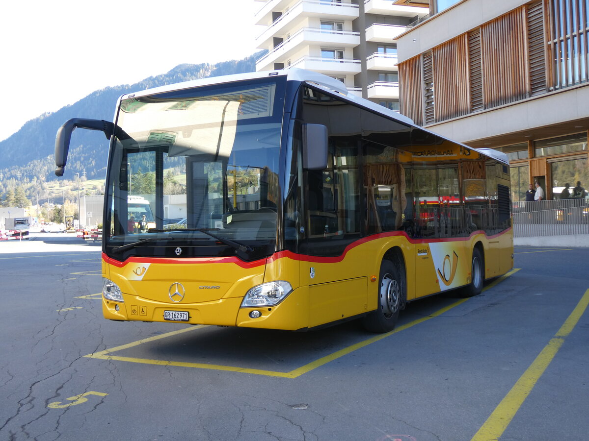 (268'825) - PostAuto Graubnden - GR 162'971/PID 11'919 - Mercedes (ex Nr. 20) am 29. Oktober 2024 beim Bahnhof Ilanz