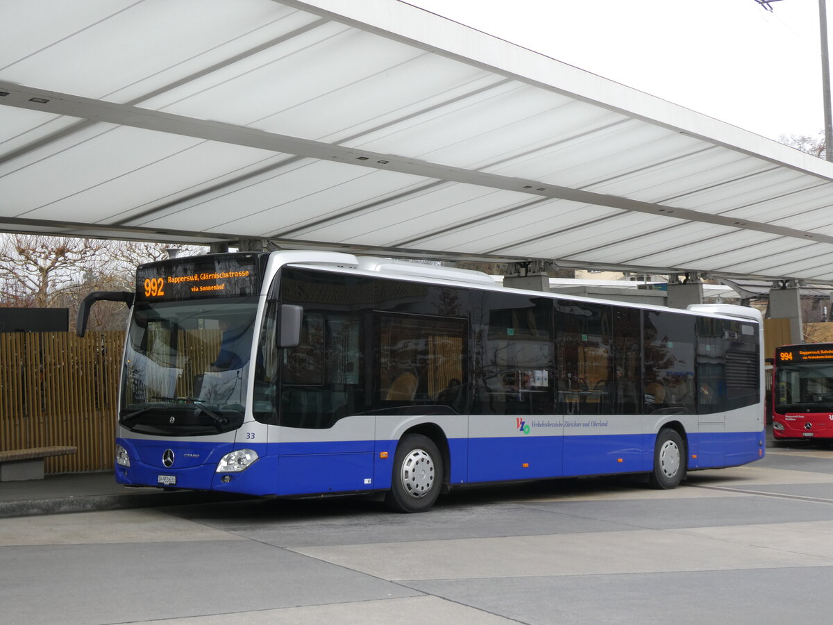 (269'821) - VZO Grningen - Nr. 33/ZH 953'633 - Mercedes am 12. Dezember 2024 beim Bahnhof Jona