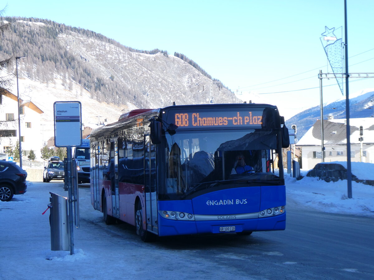 (270'274) - Engadin Bus, St. Moritz - Nr. 118/GR 100'118 - Solaris (ex AFA Adelboden Nr. 30) am 27. Dezember 2024 beim Bahnhof Zuoz