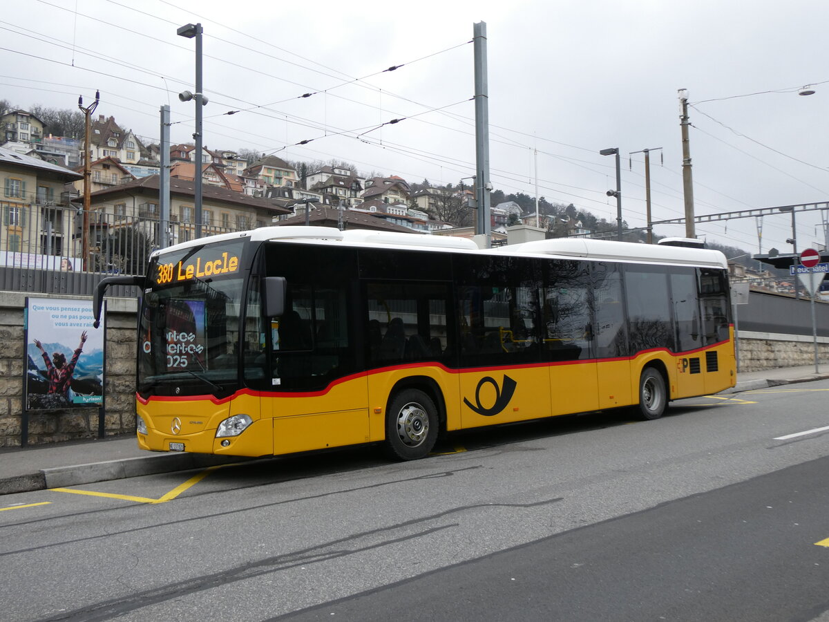 (271'553) - CarPostal Ouest - NE 137'828/PID 12'011 - Mercedes am 1. Februar 2025 beim Bahnhof Neuchtel