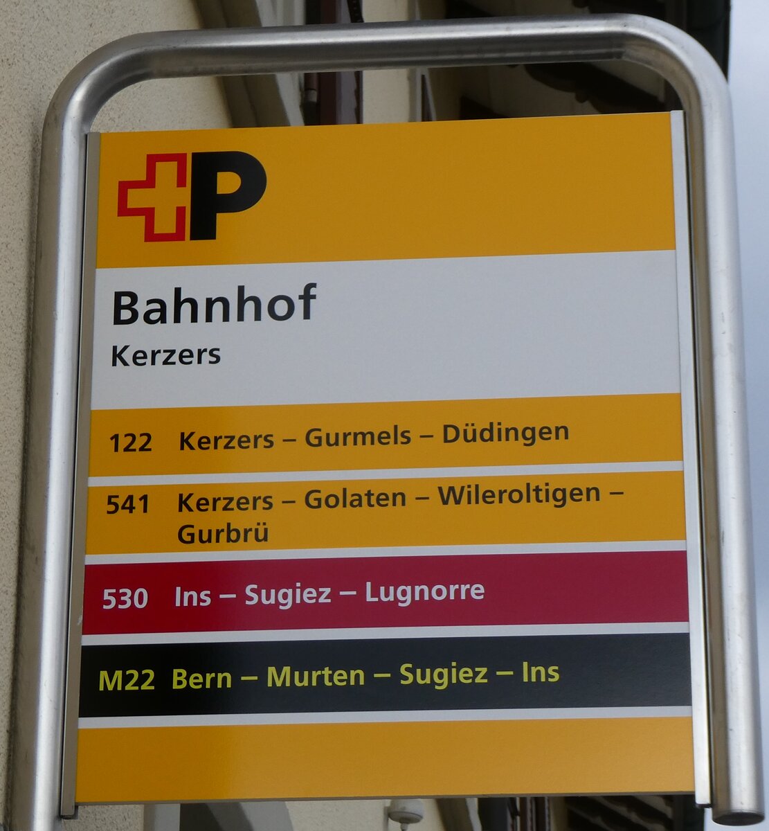 (272'558) - +P/tpf-Haltestellenschild - Kerzers, Bahnhof - am 1. Mrz 2025
