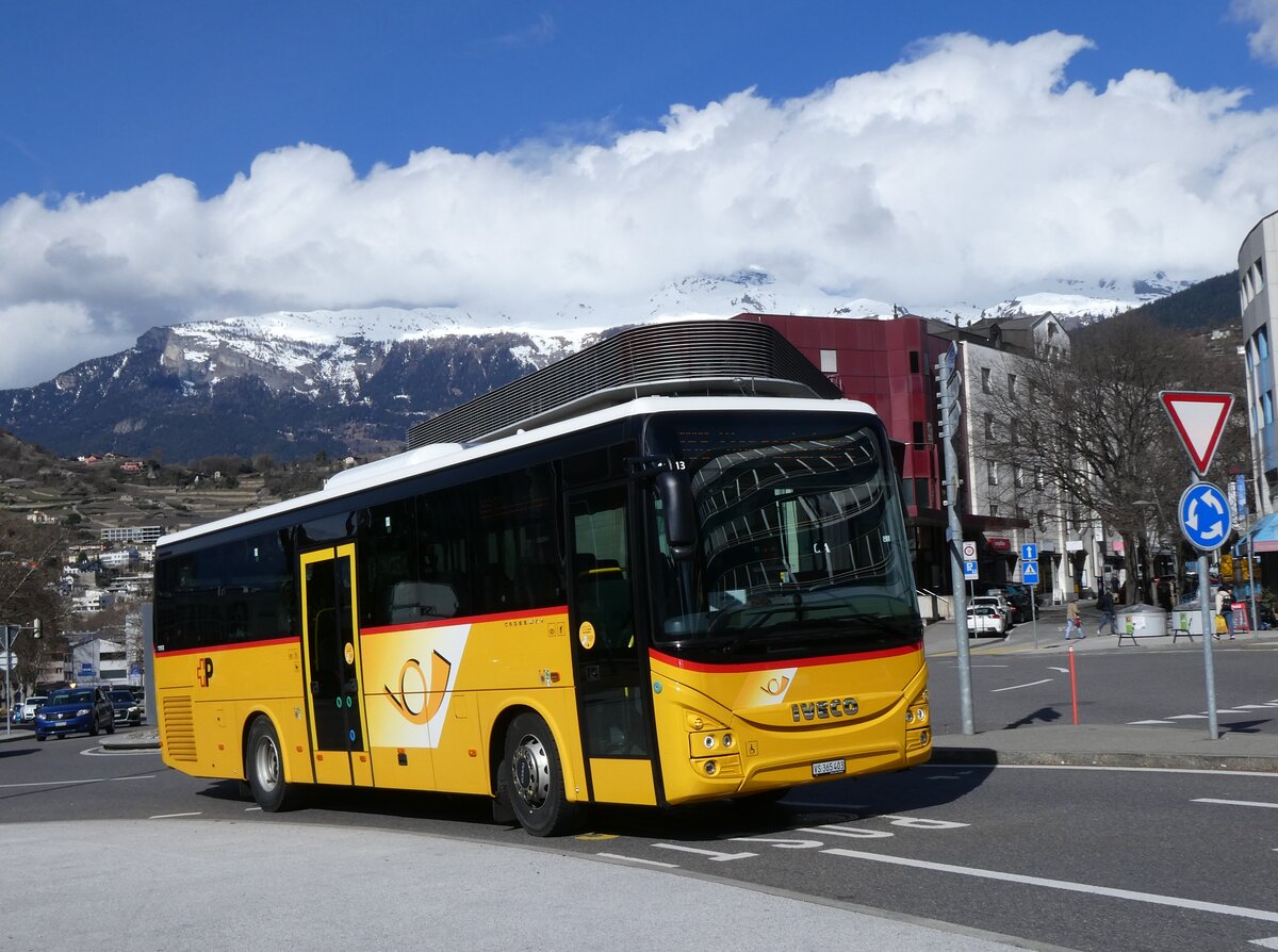 (272'759) - PostAuto Wallis - Nr. 22/VS 465'403/PID 11'913 - Iveco am 11. Mrz 2025 beim Bahnhof Sion