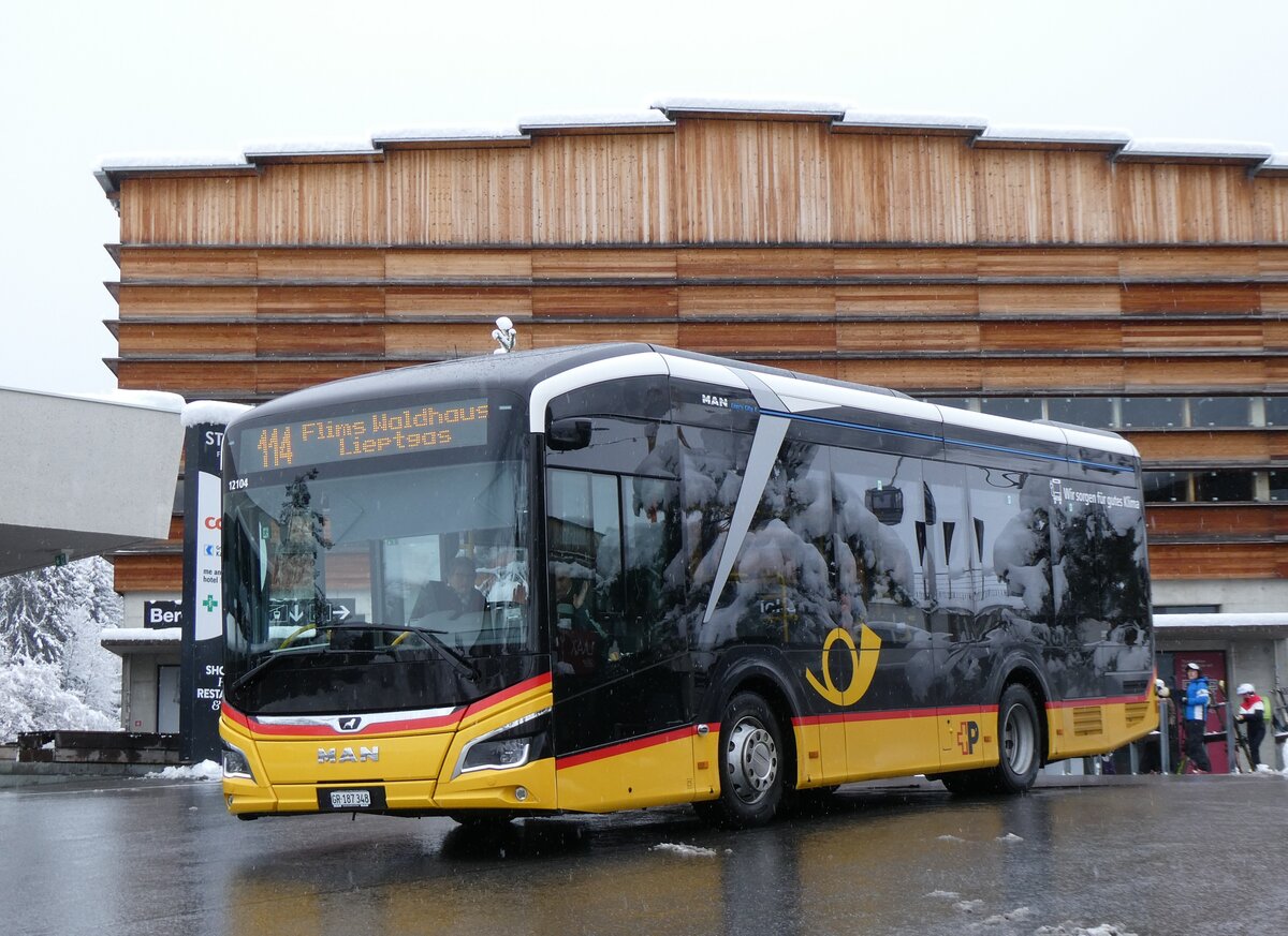 (272'869) - PostAuto Graubnden - GR 187'348/PID 12'104 - eMAN am 14. Mrz 2025 in Flims, Bergbahnen