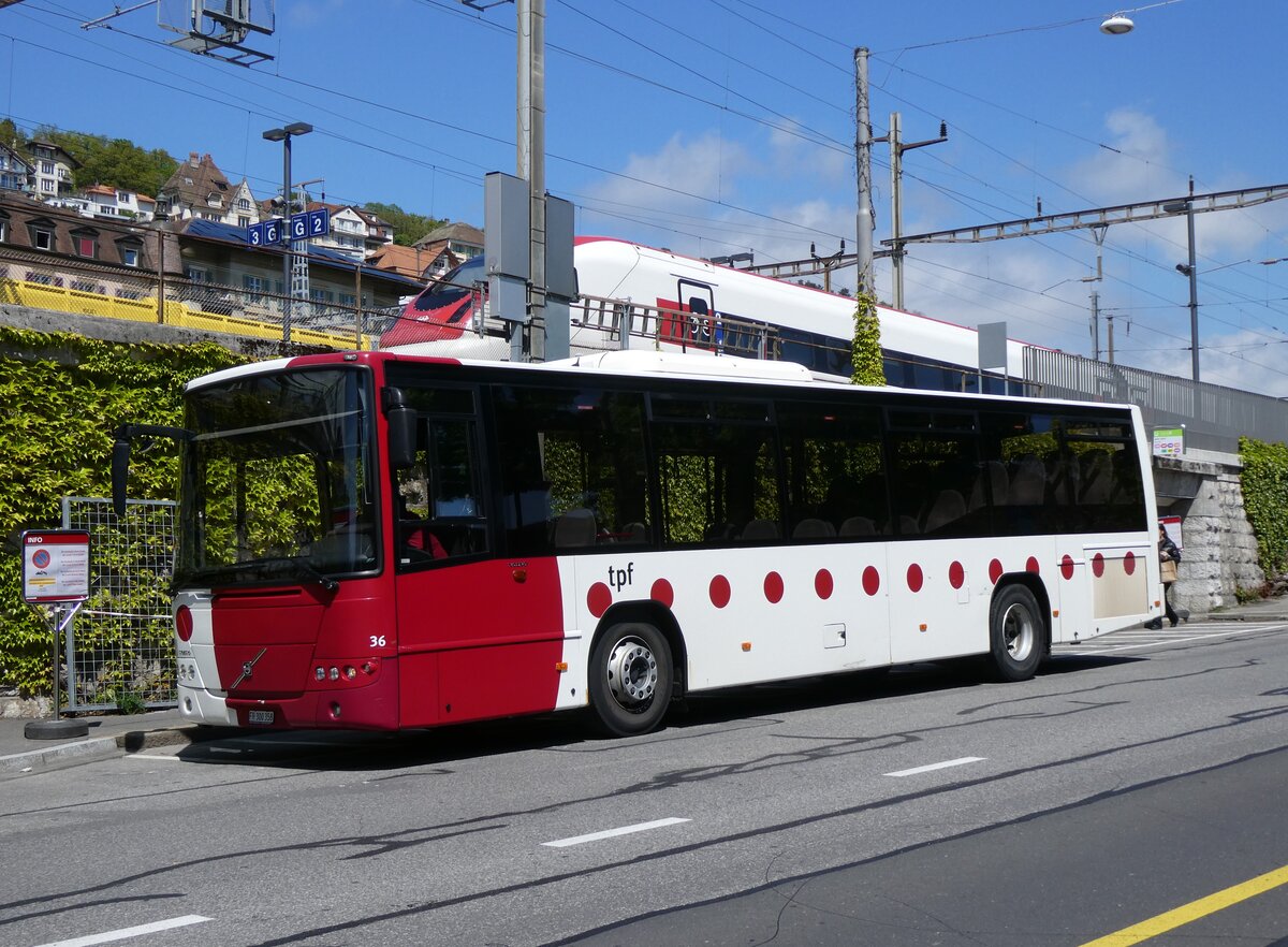 (274'295) - TPF Fribourg - Nr. 36/FR 300'358 - Volvo am 26. April 2025 beim Bahnhof Neuchtel