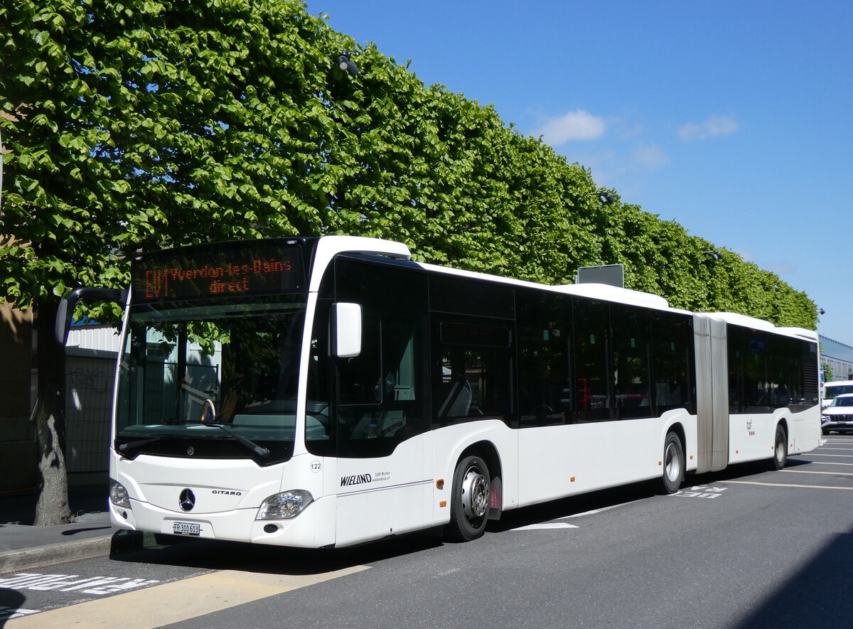 (274'296) - Wieland, Murten - Nr. 122/FR 300'603 - Mercedes (ex Interbus, Yverdon Nr. 209; ex Gschwindl, A-Wien Nr. 8401) am 26. April 2025 beim Bahnhof Neuchtel