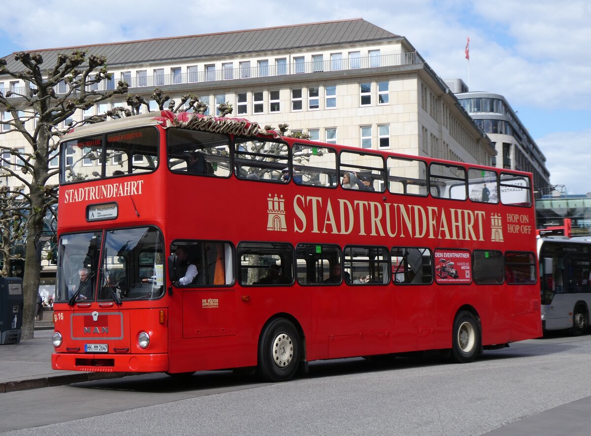 (275'086) - Die roten Doppeldecker, Hamburg - Nr. 16/HH-MM 2647 - MAN (ex Rduch, Bad Oldesloe; ex BVG Berlin Nr. 1724) am 8. Mai 2025 in Hamburg, Rathausmarkt 