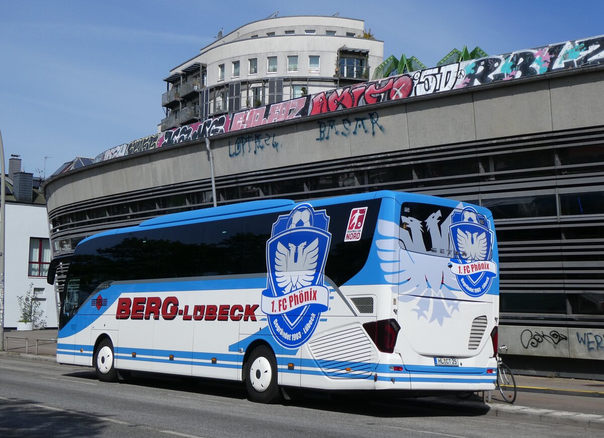 (275'356) - Berg, Lbeck - HL-CT 25 - Setra am 10. Mai 2025 in Hamburg, Hafentreppe