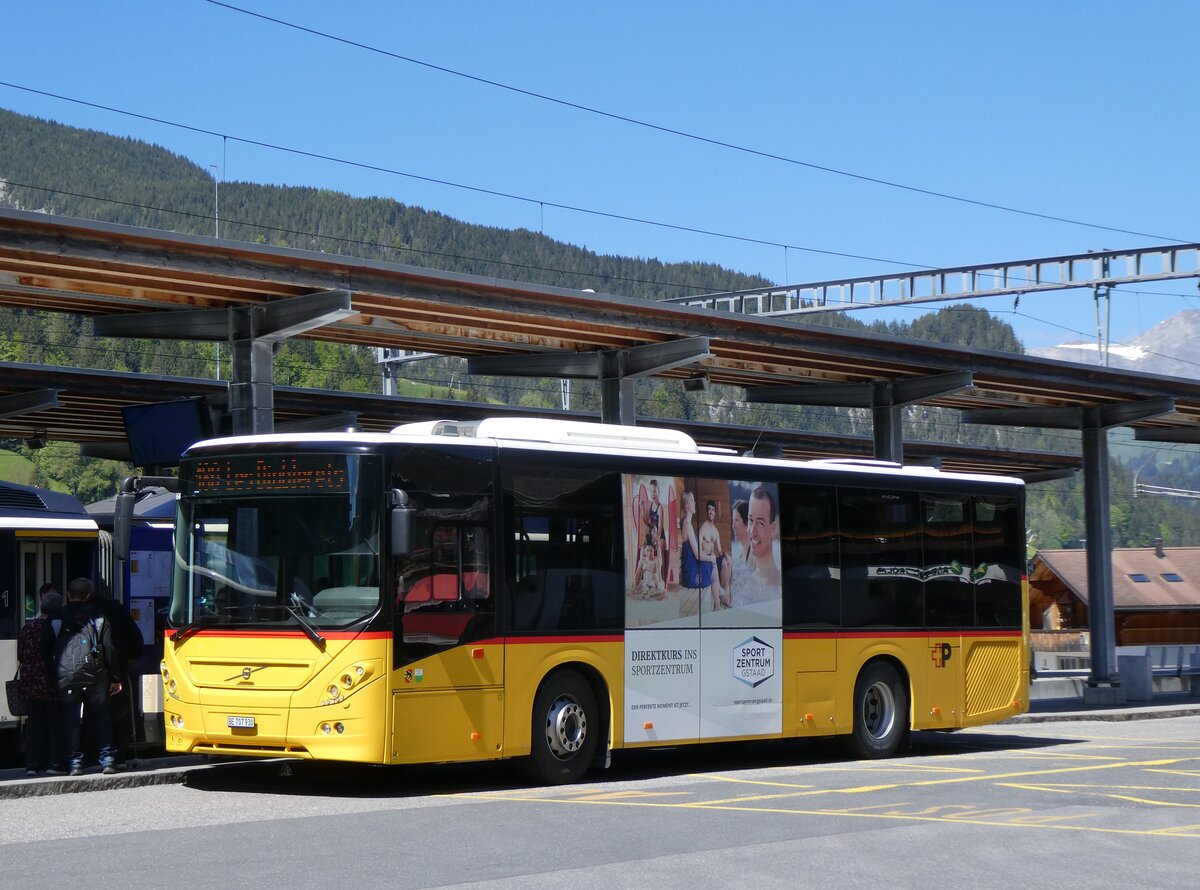 (275'597) - PostAuto Bern - BE 707'930/PID 10'964 - Volvo (ex Kbli, Gstaad) am 16. Mai 2025 beim Bahnhof Gstaad