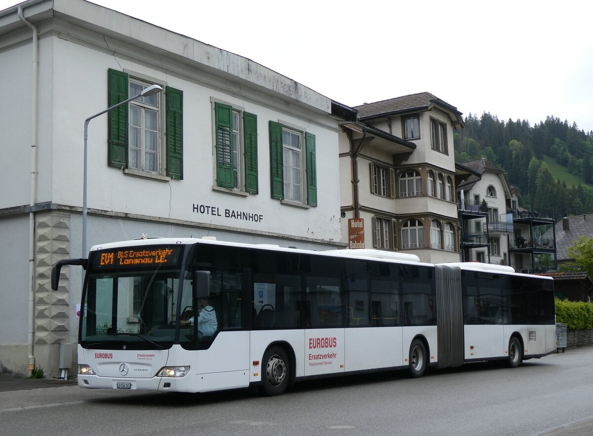 (275'853) - Hfliger, Sursee - Nr. 9/LU 244'141/PID 5395 - Mercedes am 26. Mai 2025 beim Bahnhof Escholzmatt