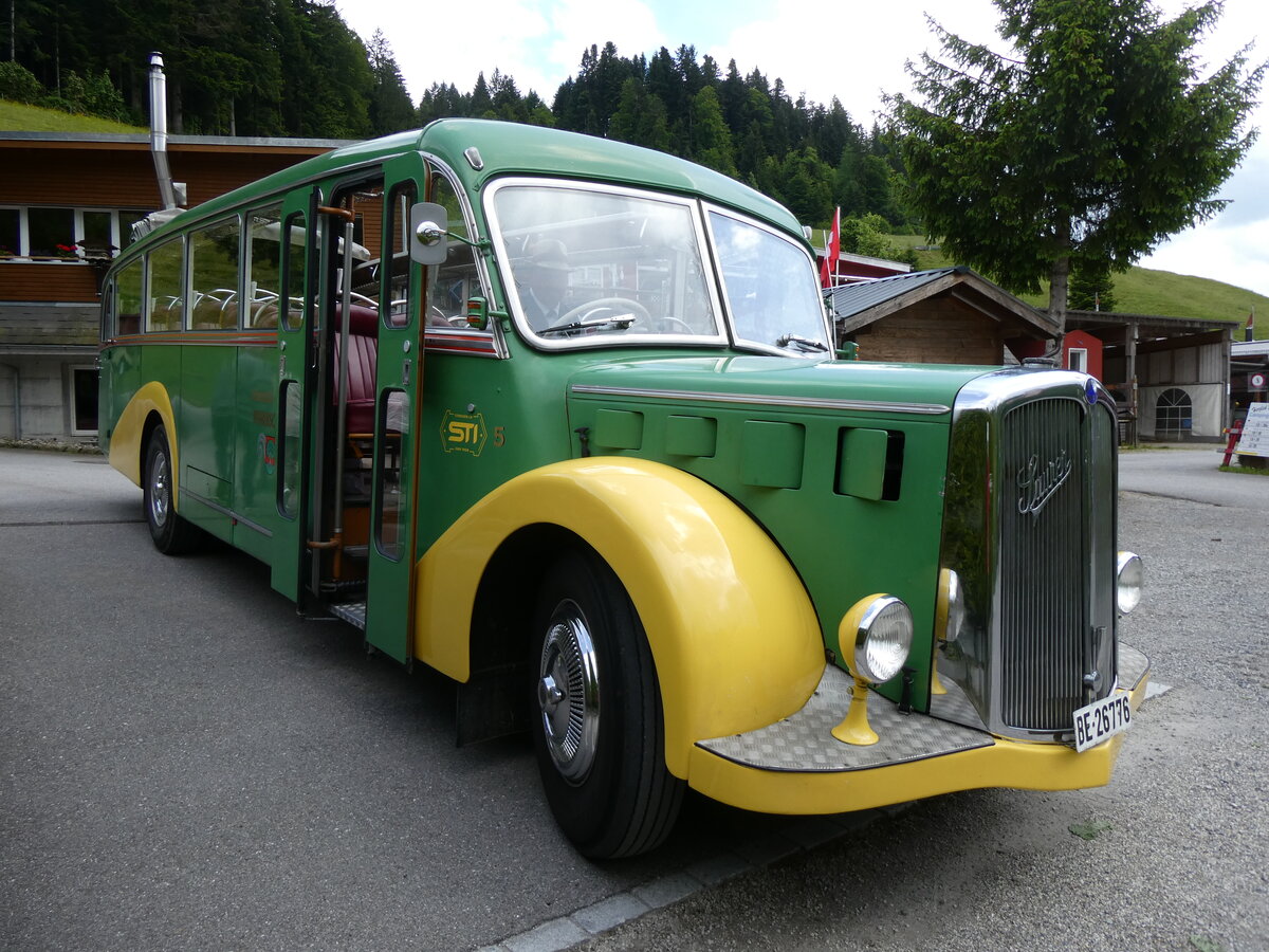 (275'880) - STI Thun - Nr. 15/BE 26'776 - Saurer/Gangloff (ex AvH Heimenschwand Nr. 5) am 27. Mai 2025 in Gohl, Restaurant Jgerhus