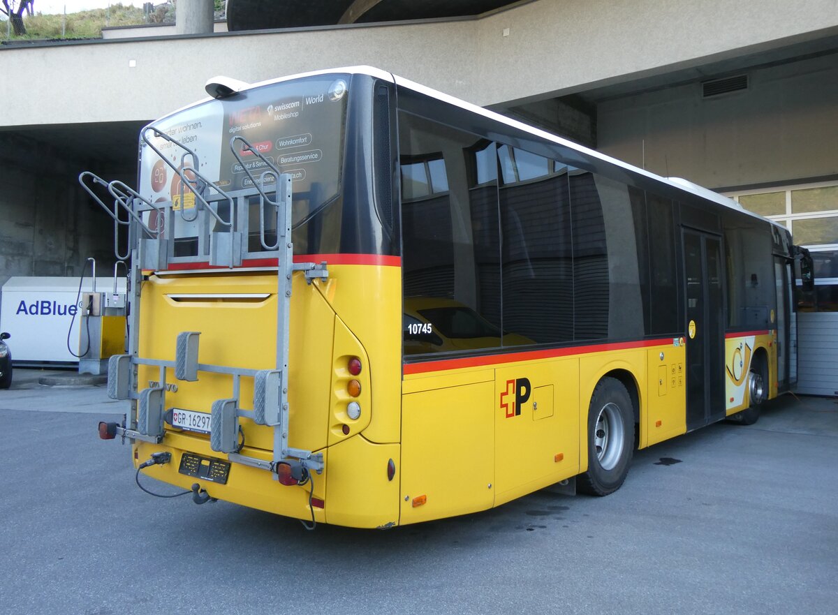 (276'975) - PostAuto Graubnden - GR 162'974/PID 10'745 - Volvo am 18. Juni 2025 in Thusis, Postautostation