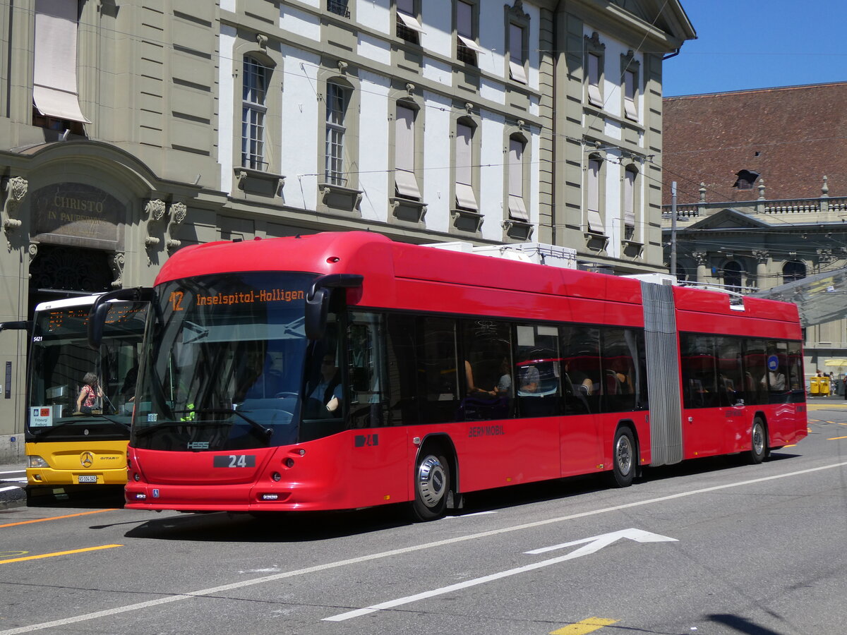 (277'321) - Bernmobil, Bern - Nr. 24 - Hess/Hess Gelenktrolleybus am 28. Juni 2025 beim Bahnhof Bern