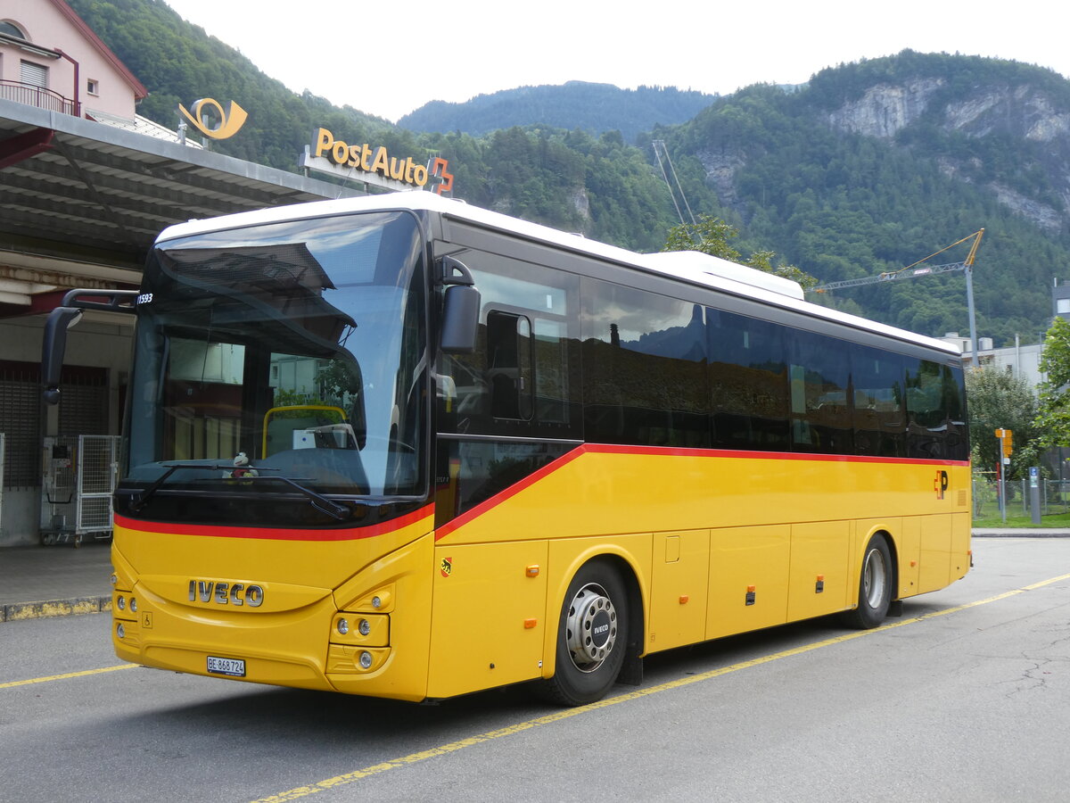 (277'365) - Flck, Brienz - Nr. 24/BE 868'724/PID 11'593 - Iveco am 1. Juli 2025 in Meiringen, Postautostation