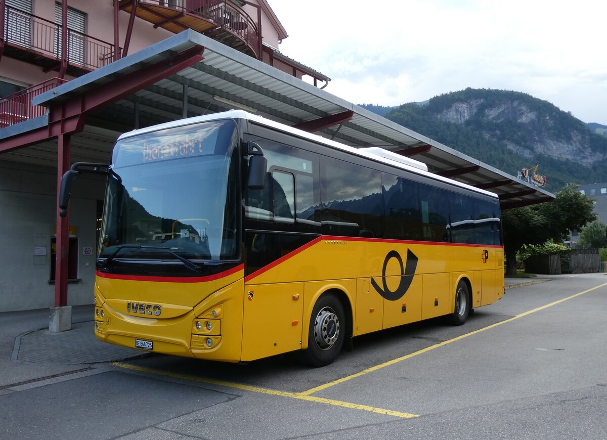 (277'366) - Flck, Brienz - Nr. 25/BE 868'725/PID 11'594 - Iveco am 1. Juli 2025 in Meiringen, Postautostation