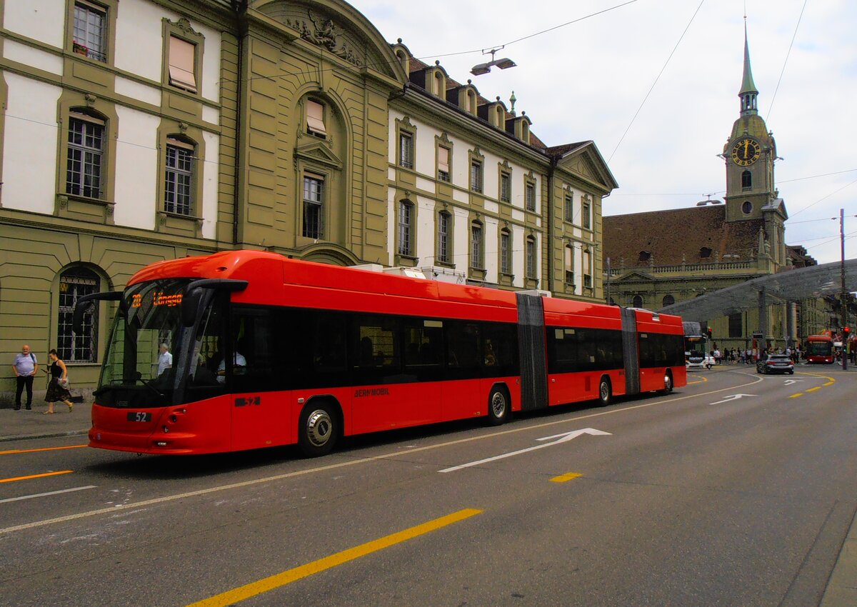 (277'506) - Bernmobil, Bern - Nr. 52 - Hess/Hess Doppelgelenktrolleybus am 4. Juli 2025 beim Bahnhof Bern