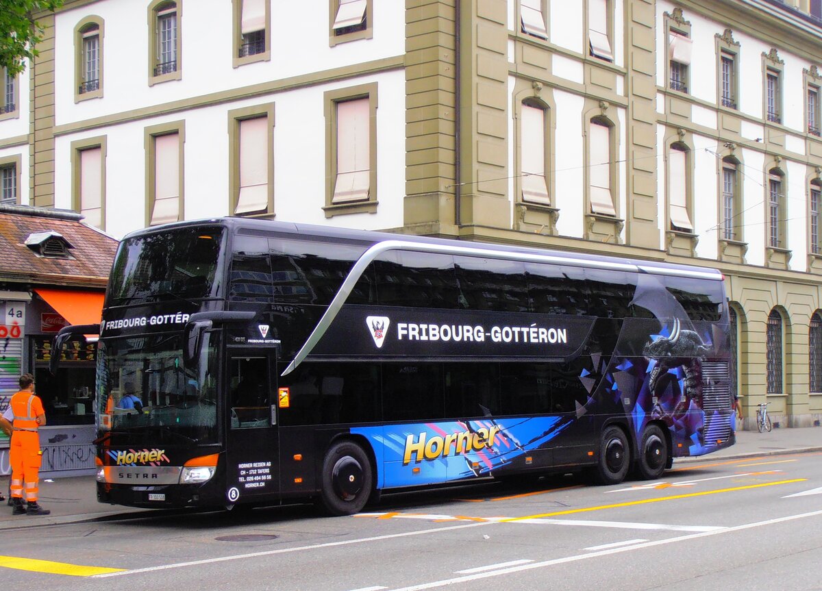 (277'521) - Horner, Tafers  Nr. 8/FR 300'508 - Setra am 4. Juli 2025 beim Bahnhof Bern