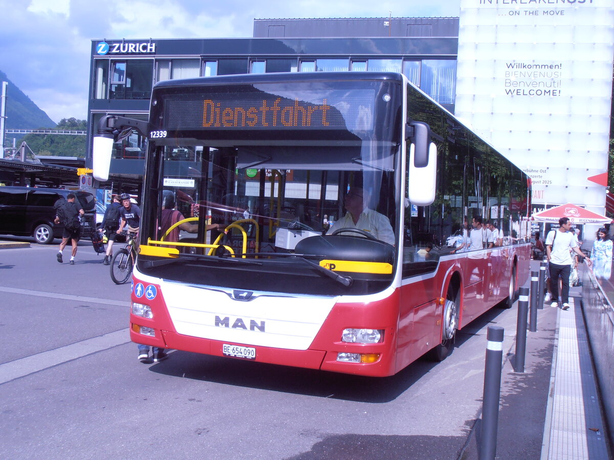 (277'870) - PostAuto Bern - BE 654'090/PID 12'339 - MAN (ex Dr. Richard, A-Wien Nr. 1419) am 15. Juli 2025 beim Bahnhof Interlaken Ost