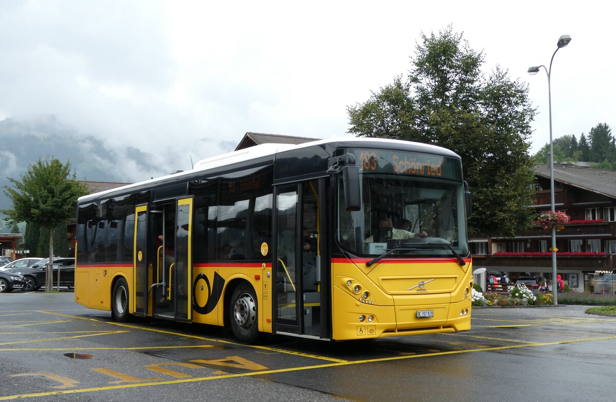 (278'072) - PostAuto Bern - BE 707'929/PID 10'535 - Volvo (ex Kbli, Gstaad) am 26. Juli 2025 beim Bahnhof Gstaad