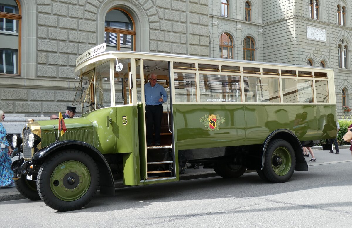 (278'267) - SVB Bern (Bernmobil historique) - Nr. 5/BE 29'005 - Saurer am 1. August 2025 in Bern, Bundeshaus