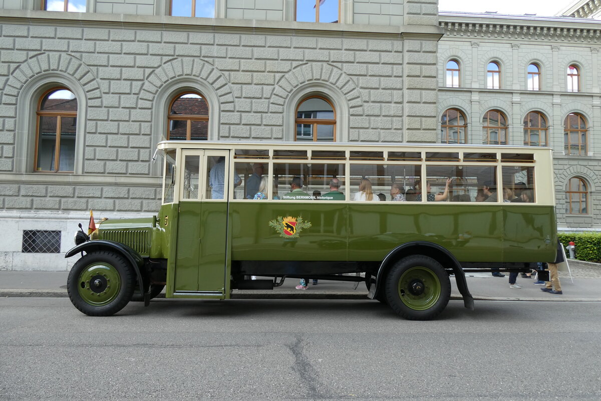 (278'272) - SVB Bern (Bernmobil historique) - Nr. 5/BE 29'005 - Saurer am 1. August 2025 in Bern, Bundeshaus
