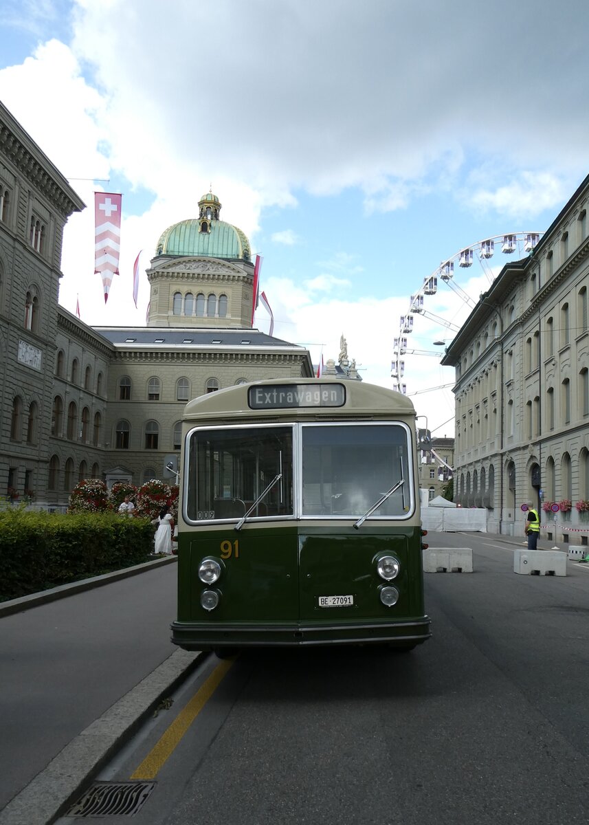 (278'278) - SVB Bern (Bernmobil historique) - Nr. 91/BE 27'091 - Saurer/R&J am 1. August 2025 in Bern, Bundeshaus