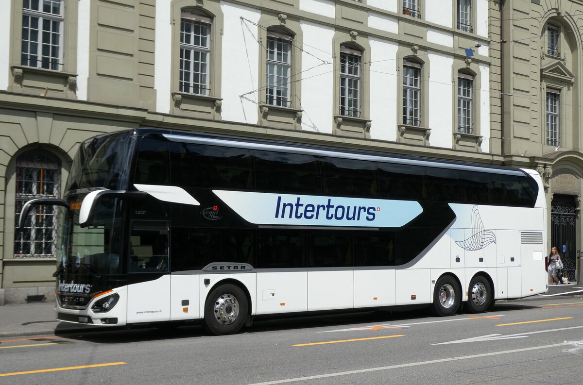 (278'319) - Intertours, Domdidier - FR 300'654 - Setra am 1. August 2025 beim Bahnhof Bern