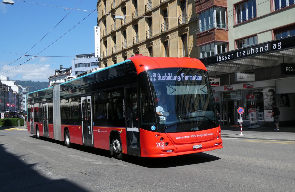 (278'494) - VB Biel - Nr. 202/BE 900'202 - eHess am 4. August 2025 beim Bahnhof Biel