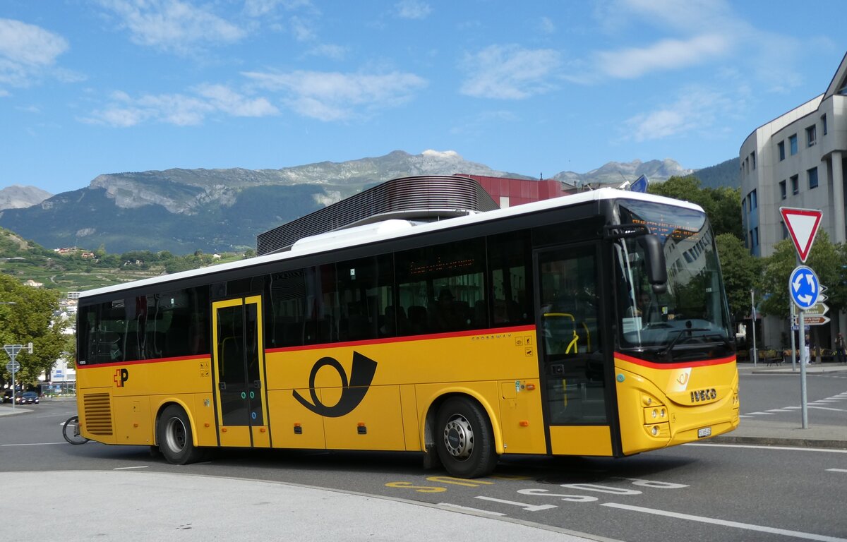 (278'515) - PostAuto Wallis - Nr. 15/VS 365'405/PID 11'915 - Iveco am 5. August 2025 beim Bahnhof Sion