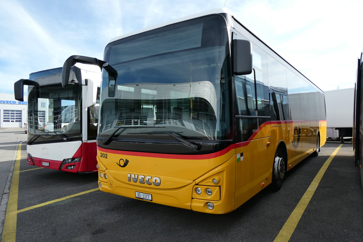 (280'015) - CarPostal Ouest - Nr. 302/VD 3377/PID 11'333 - Iveco (ex Faucherre, Moudon Nr. 302) am 6. September 2025 in Kerzers, Interbus (280'015) - CarPostal Ouest - Nr. 302/VD 3377/PID 11'333 - Iveco (ex Faucherre, Moudon Nr. 302) am 6. September 2025 in Kerzers, Interbus