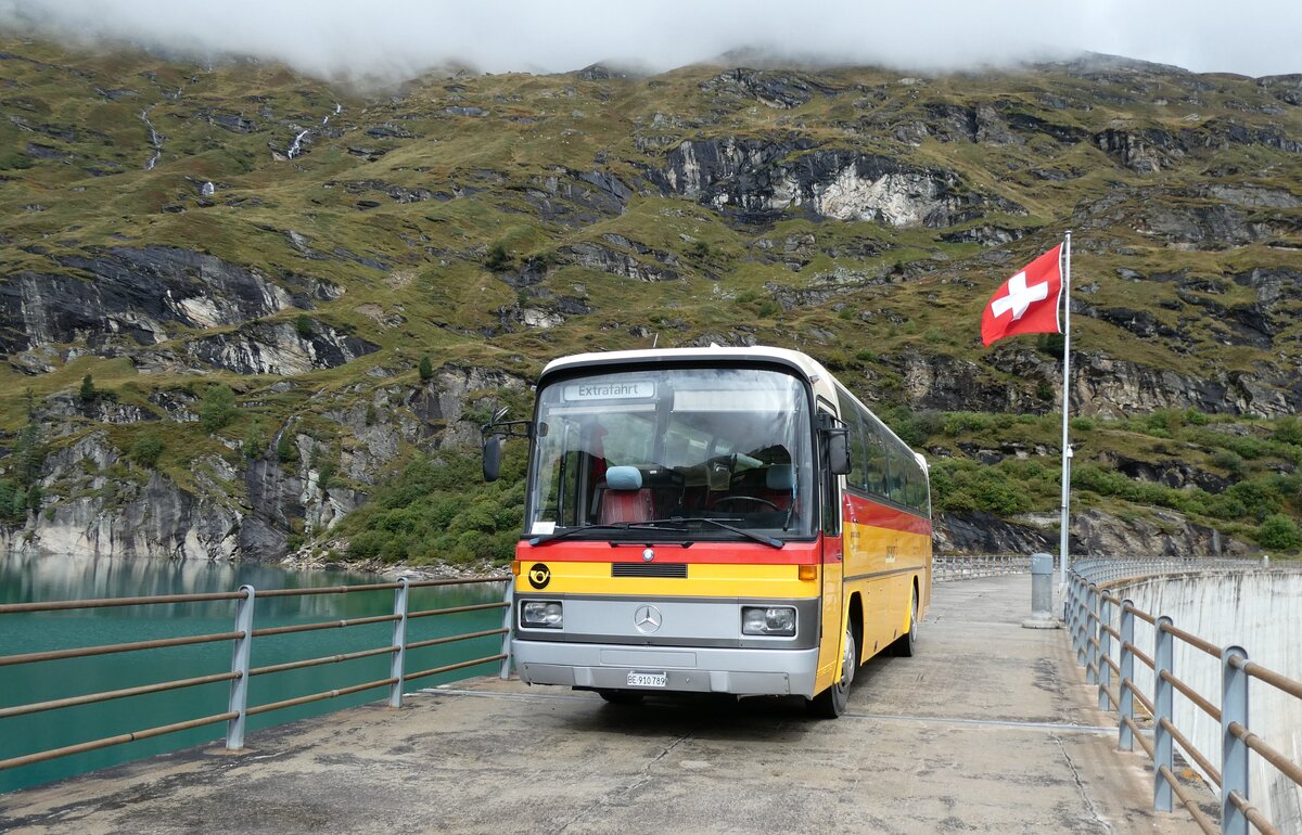 (280'137) - Buzzi, Bern - BE 910'789 - Mercedes (ex Mattli, Wassen/PID 2295) am 9. September 2025 in Zervreila, Staumauer (280'137) - Buzzi, Bern - BE 910'789 - Mercedes (ex Mattli, Wassen/PID 2295) am 9. September 2025 in Zervreila, Staumauer