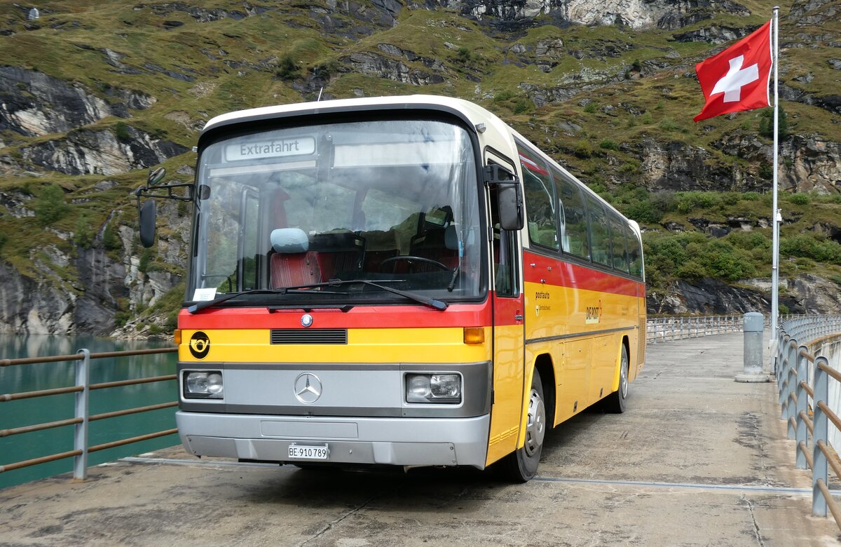 (280'140) - Buzzi, Bern - BE 910'789 - Mercedes (ex Mattli, Wassen/PID 2295) am 9. September 2025 in Zervreila, Staumauer (280'140) - Buzzi, Bern - BE 910'789 - Mercedes (ex Mattli, Wassen/PID 2295) am 9. September 2025 in Zervreila, Staumauer