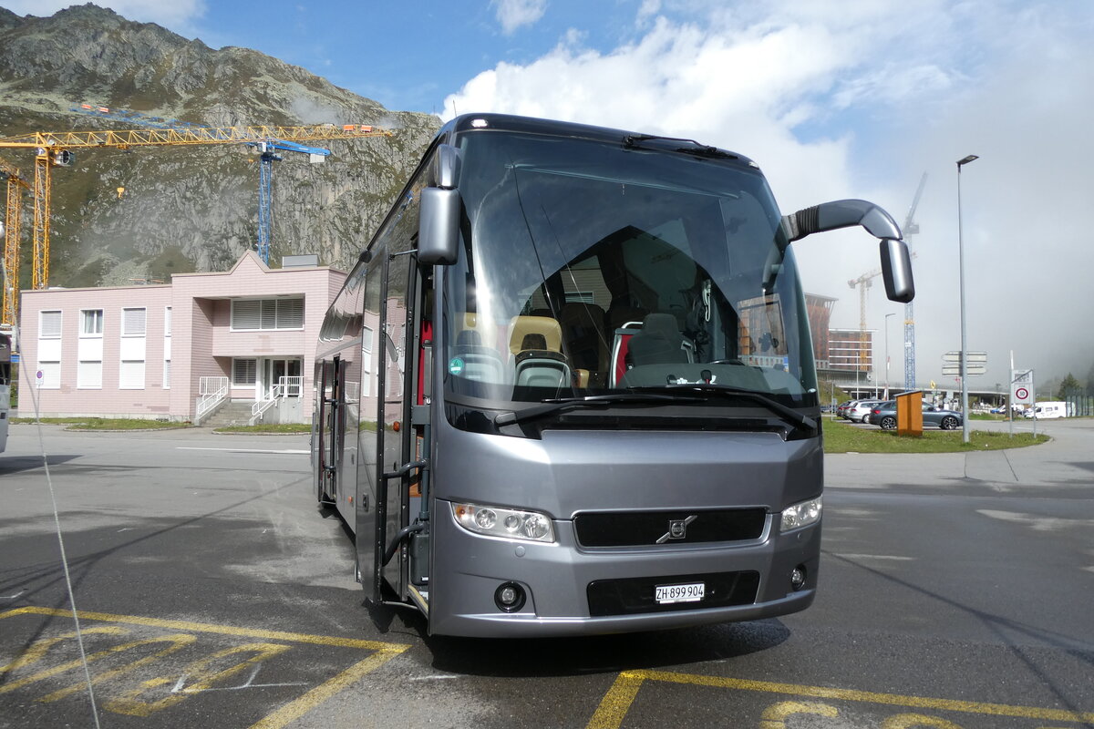 (280'250) - Jankovic, Adliswil - ZH 899'904 - Volvo am 10. September 2025 in Andermatt, Bahnhofplatz (280'250) - Jankovic, Adliswil - ZH 899'904 - Volvo am 10. September 2025 in Andermatt, Bahnhofplatz