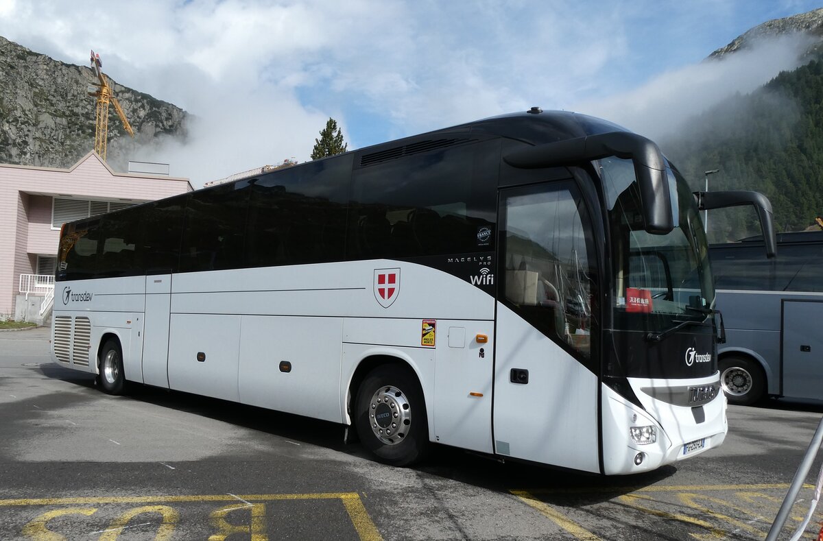 (280'251) - Aus Frankreich: Transdev, Annecy - FG 293 LA - Iveco am 10. September 2025 in Andermatt, Bahnhofplatz (280'251) - Aus Frankreich: Transdev, Annecy - FG 293 LA - Iveco am 10. September 2025 in Andermatt, Bahnhofplatz