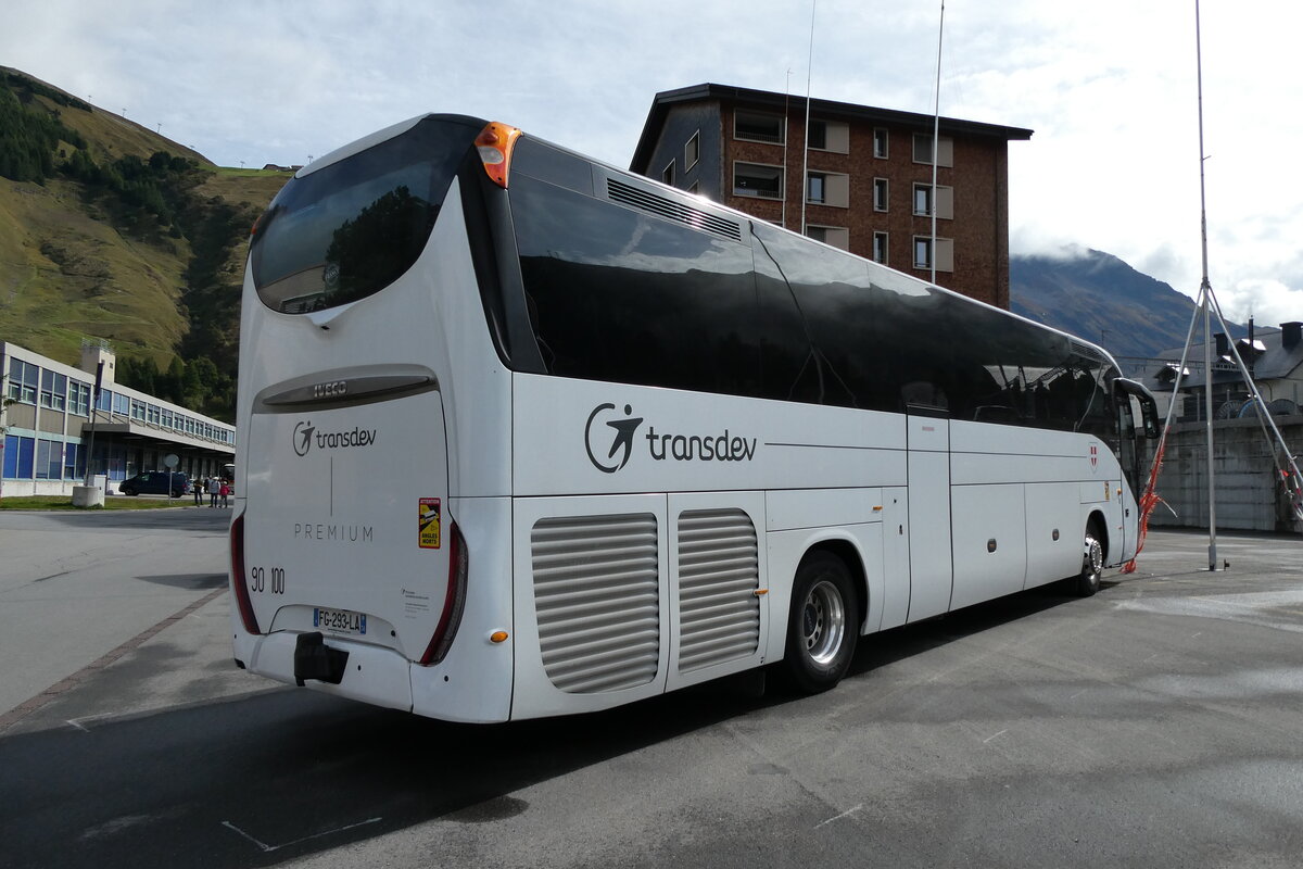 (280'252) - Aus Frankreich: Transdev, Annecy - FG 293 LA - Iveco am 10. September 2025 in Andermatt, Bahnhofplatz (280'252) - Aus Frankreich: Transdev, Annecy - FG 293 LA - Iveco am 10. September 2025 in Andermatt, Bahnhofplatz