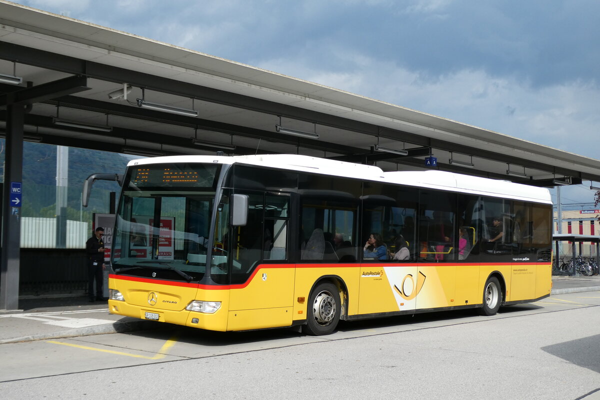 (280'311) - TpM, Mesocco . Nr. 2/GR 108'002/PID 5533 - Mercedes am 13. September 2025 beim Bahnhof Castione-Arbedo (280'311) - TpM, Mesocco . Nr. 2/GR 108'002/PID 5533 - Mercedes am 13. September 2025 beim Bahnhof Castione-Arbedo