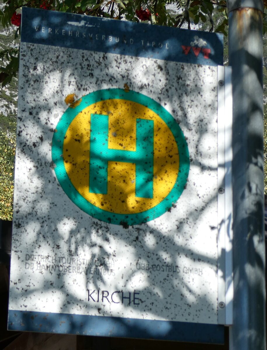 (280'526) - DIETRICH-TOURISTIK/DB/BB-POSTBUS-Haltestellenschild - Leutasch, Kirche - am 18. September 2025