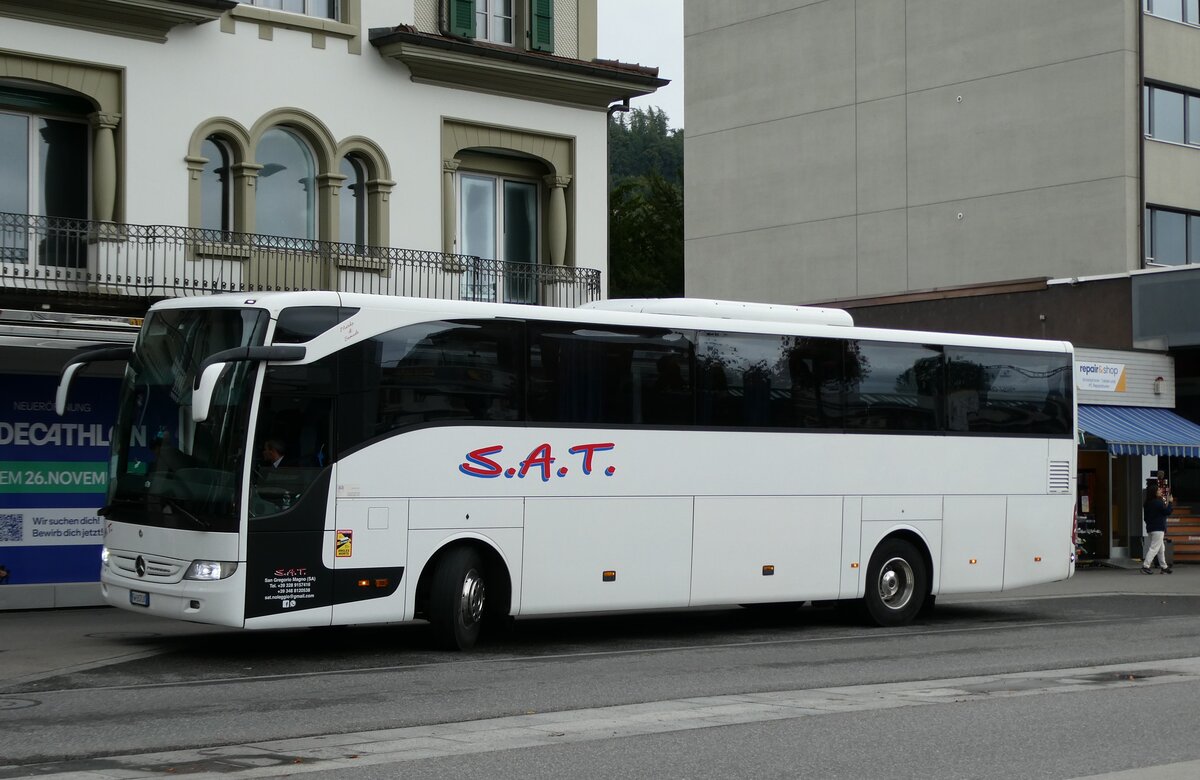 (280'654) - Aus Italien: S.A.T., San Gregorio Magno - FW-057 LK - Mercedes am 23. September 2025 beim Bahnhof Interlaken West (280'654) - Aus Italien: S.A.T., San Gregorio Magno - FW-057 LK - Mercedes am 23. September 2025 beim Bahnhof Interlaken West