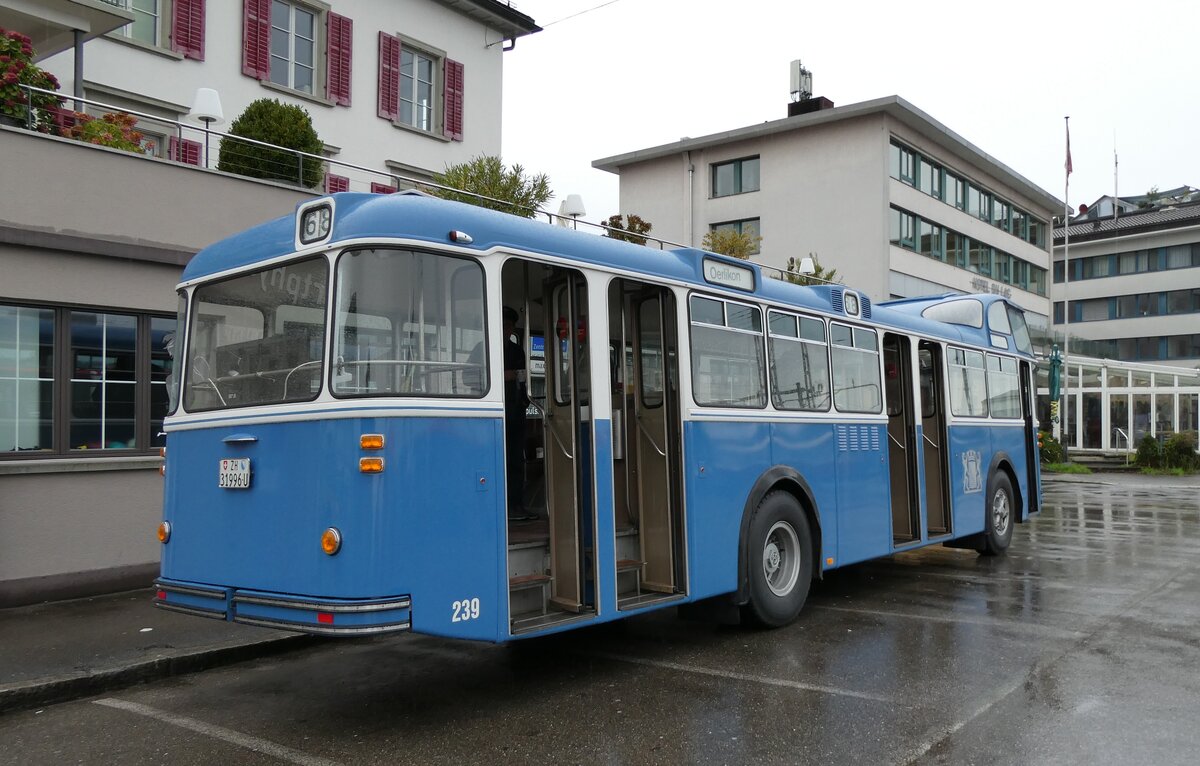 (280'682) - VBZ Zürich (FBW-Club) - Nr. 239/ZH 31'996 U- FBW/Tüscher Hochlenker (ex Kamm, Schlieren; ex VBZ Zürich Nr. 239; ex VBZ Zürich Nr. 219) am 27. September 2025 beim Bahnhof Wädenswil (280'682) - VBZ Zürich (FBW-Club) - Nr. 239/ZH 31'996 U- FBW/Tüscher Hochlenker (ex Kamm, Schlieren; ex VBZ Zürich Nr. 239; ex VBZ Zürich Nr. 219) am 27. September 2025 beim Bahnhof Wädenswil