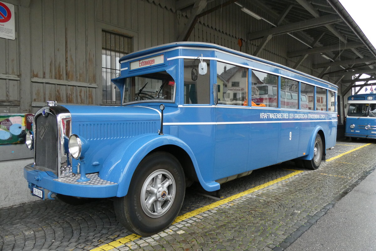 (280'692) - VBZ Zürich (TMZ) - Nr. 9/ZH 5609 - Saurer/SWS (ex Bamert, Wollerau; ex BBA Aarau Nr. 1; ex VBZ Zürich Nr. 209; ex VBZ Zürich Nr. 9) am 27. September 2025 beim Bahnhof Wädenswil  (280'692) - VBZ Zürich (TMZ) - Nr. 9/ZH 5609 - Saurer/SWS (ex Bamert, Wollerau; ex BBA Aarau Nr. 1; ex VBZ Zürich Nr. 209; ex VBZ Zürich Nr. 9) am 27. September 2025 beim Bahnhof Wädenswil