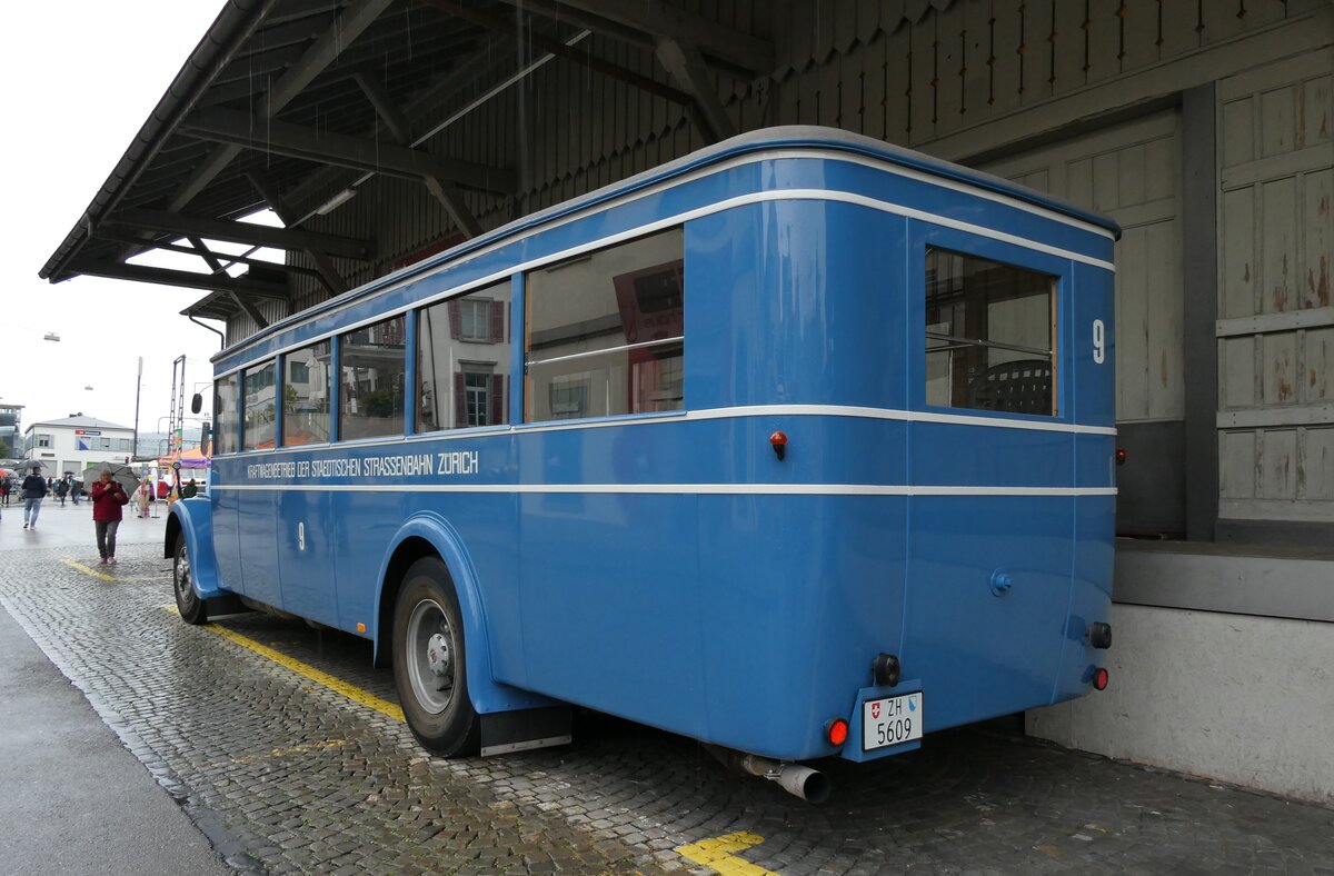 (280'693) - VBZ Zürich (TMZ) - Nr. 9/ZH 5609 - Saurer/SWS (ex Bamert, Wolleru; ex BBA Aarau Nr. 1; ex VBZ Zürich Nr. 209; ex VBZ Zürich Nr. 9) am 27. September 2025 beim Bahnhof Wädenswil (280'693) - VBZ Zürich (TMZ) - Nr. 9/ZH 5609 - Saurer/SWS (ex Bamert, Wolleru; ex BBA Aarau Nr. 1; ex VBZ Zürich Nr. 209; ex VBZ Zürich Nr. 9) am 27. September 2025 beim Bahnhof Wädenswil