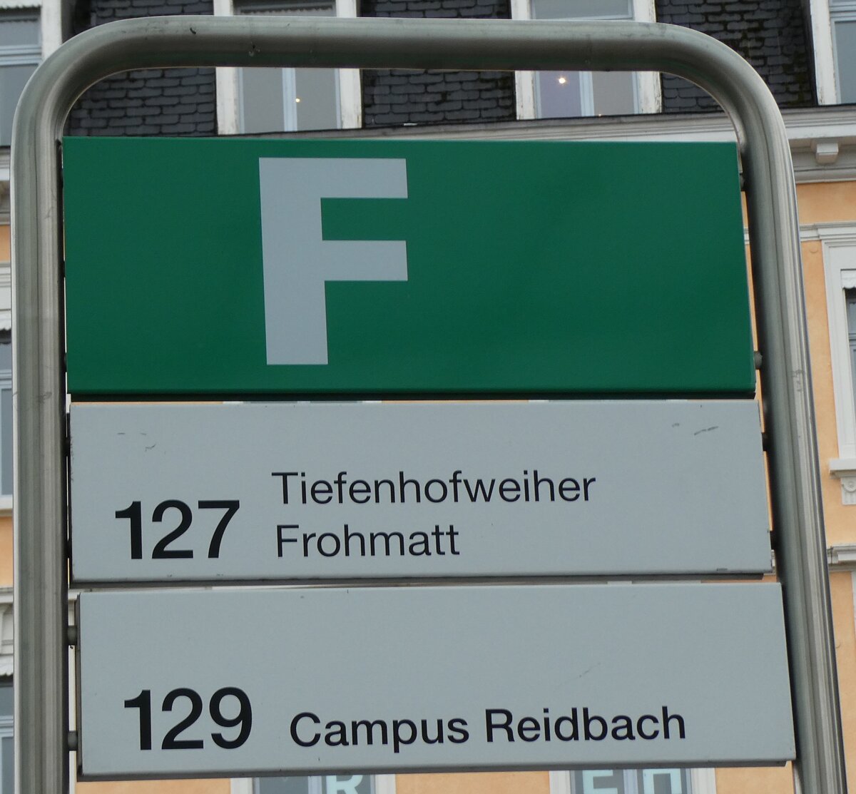 (280'727) - AHW-Haltestellenschild - Wädenswil, Bahnhof - am 27. September 2025 (280'727) - AHW-Haltestellenschild - Wädenswil, Bahnhof - am 27. September 2025