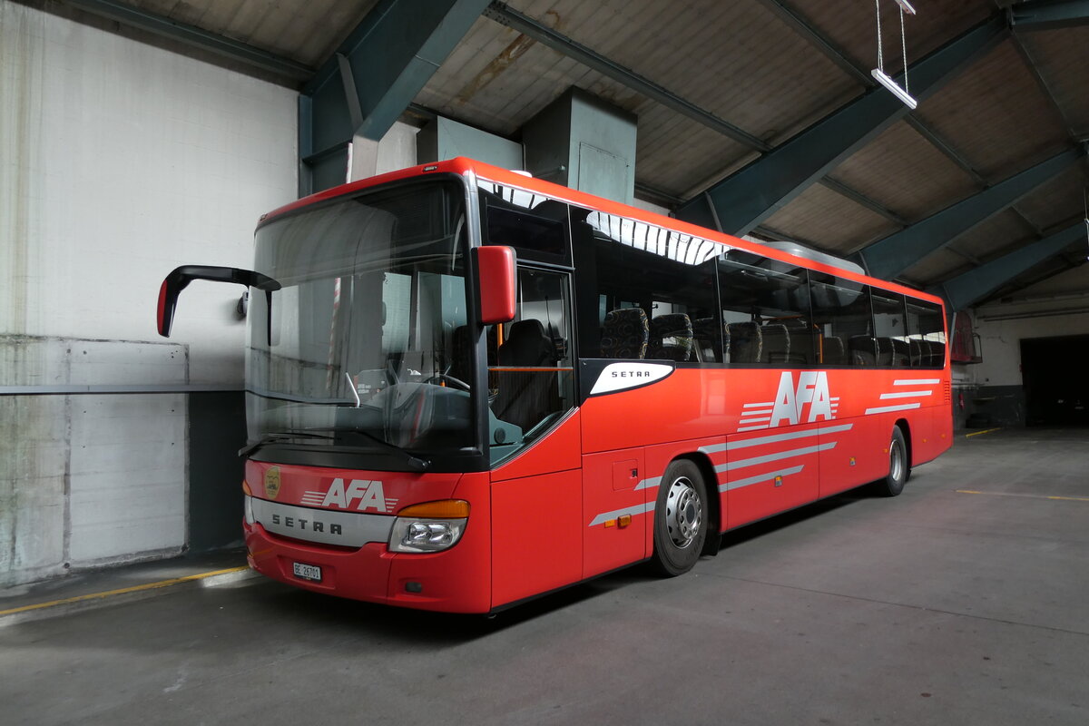 (280'927) - AFA Adelboden - Nr. 24/BE 26'701 - Setra am 3. Oktober 2025 in Adelboden, Busstation (280'927) - AFA Adelboden - Nr. 24/BE 26'701 - Setra am 3. Oktober 2025 in Adelboden, Busstation