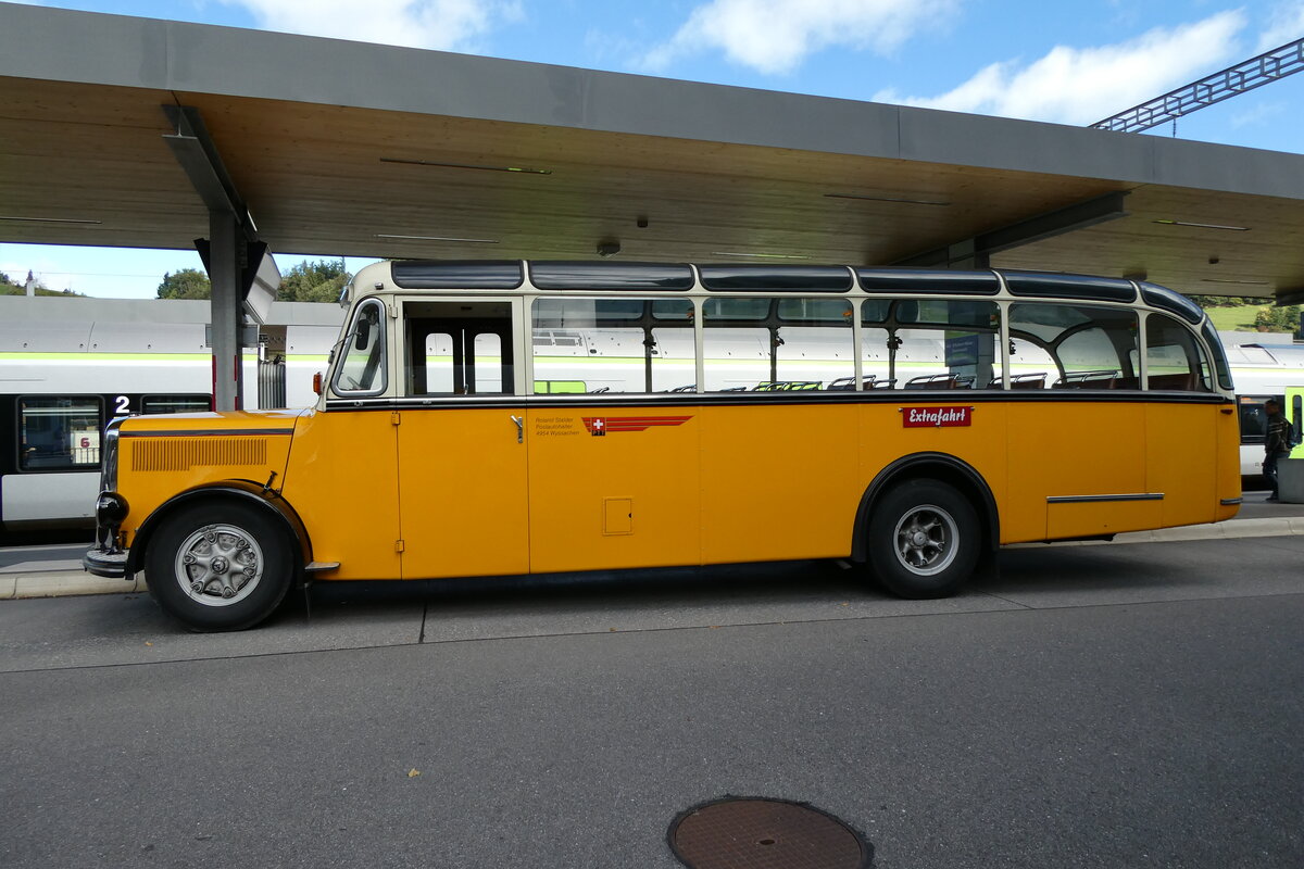 (280'955) - Stalder, Wyssachen - BE 26'794 - Saurer/R&J (ex Loosli, Wyssachen) am 4. Oktober 2025 beim Bahnhof Huttwil (280'955) - Stalder, Wyssachen - BE 26'794 - Saurer/R&J (ex Loosli, Wyssachen) am 4. Oktober 2025 beim Bahnhof Huttwil